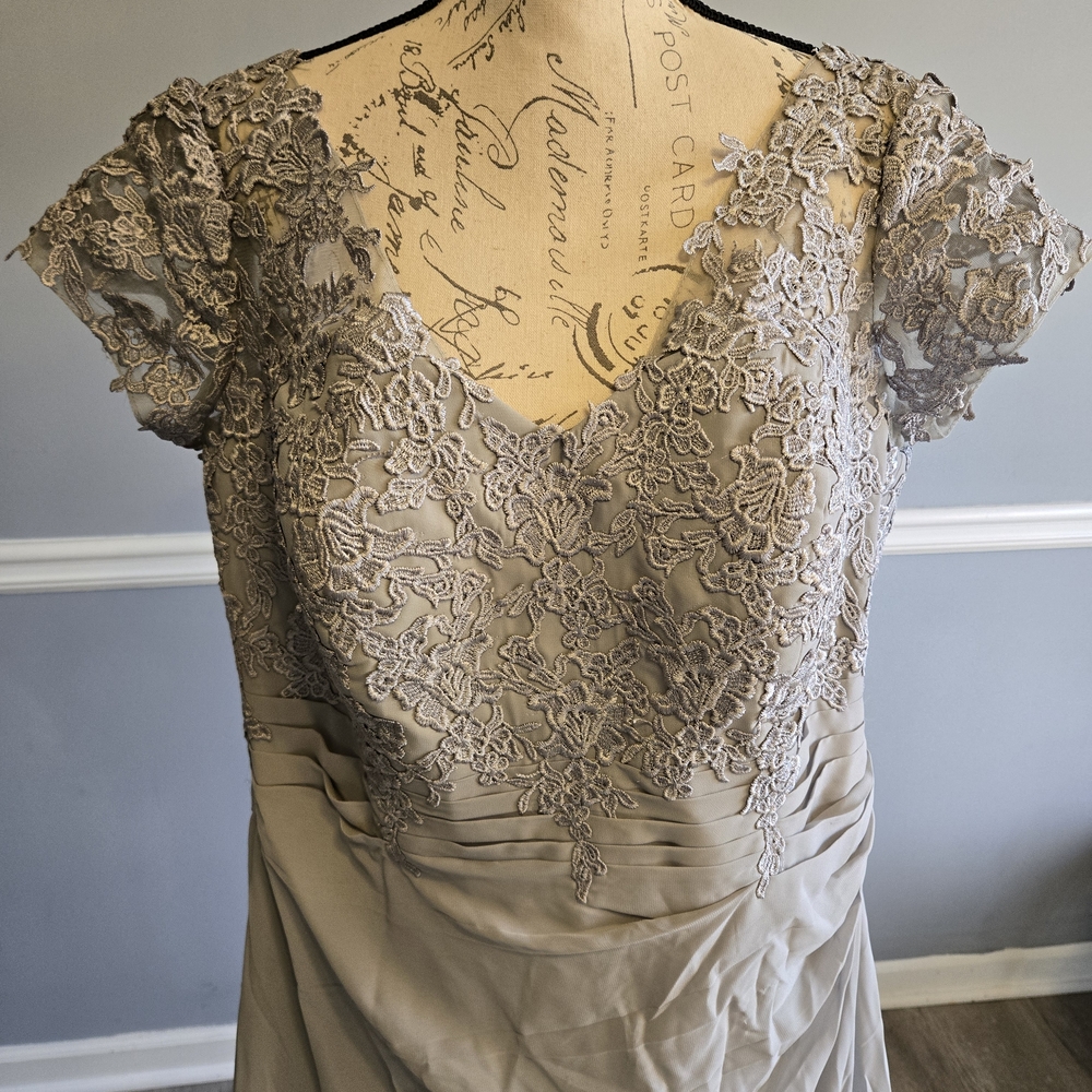 Elegant Lace Evening Gown in Gray/ Wedding Dress Size XL - Picture 2 of 7
